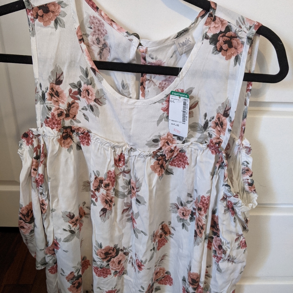 Simon's white flowery blouse